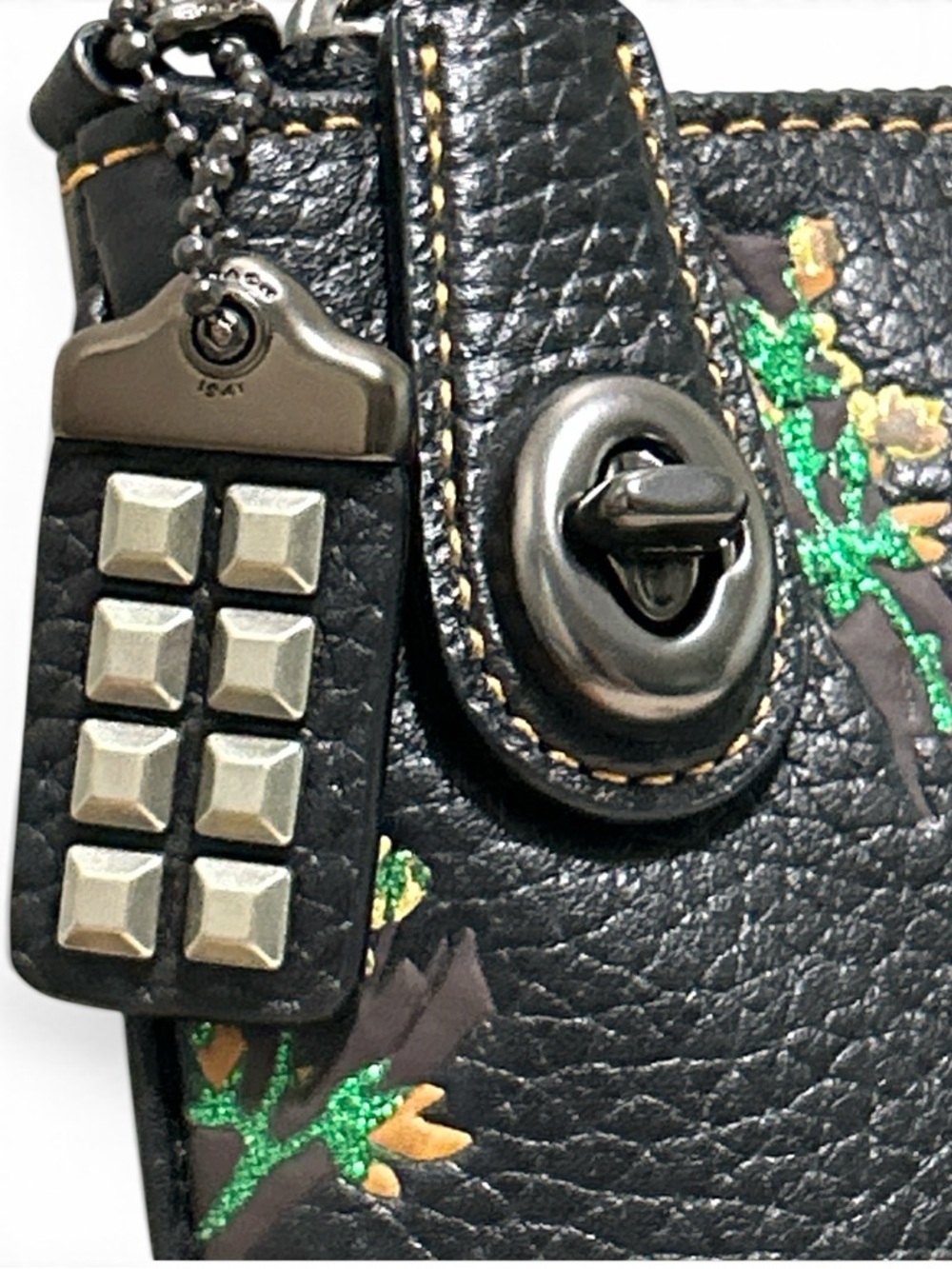 COACH Pyramid Eye Turnlock Wristlet/Clutch 30 Embossed Pebble Leather - Picture 2 of 10